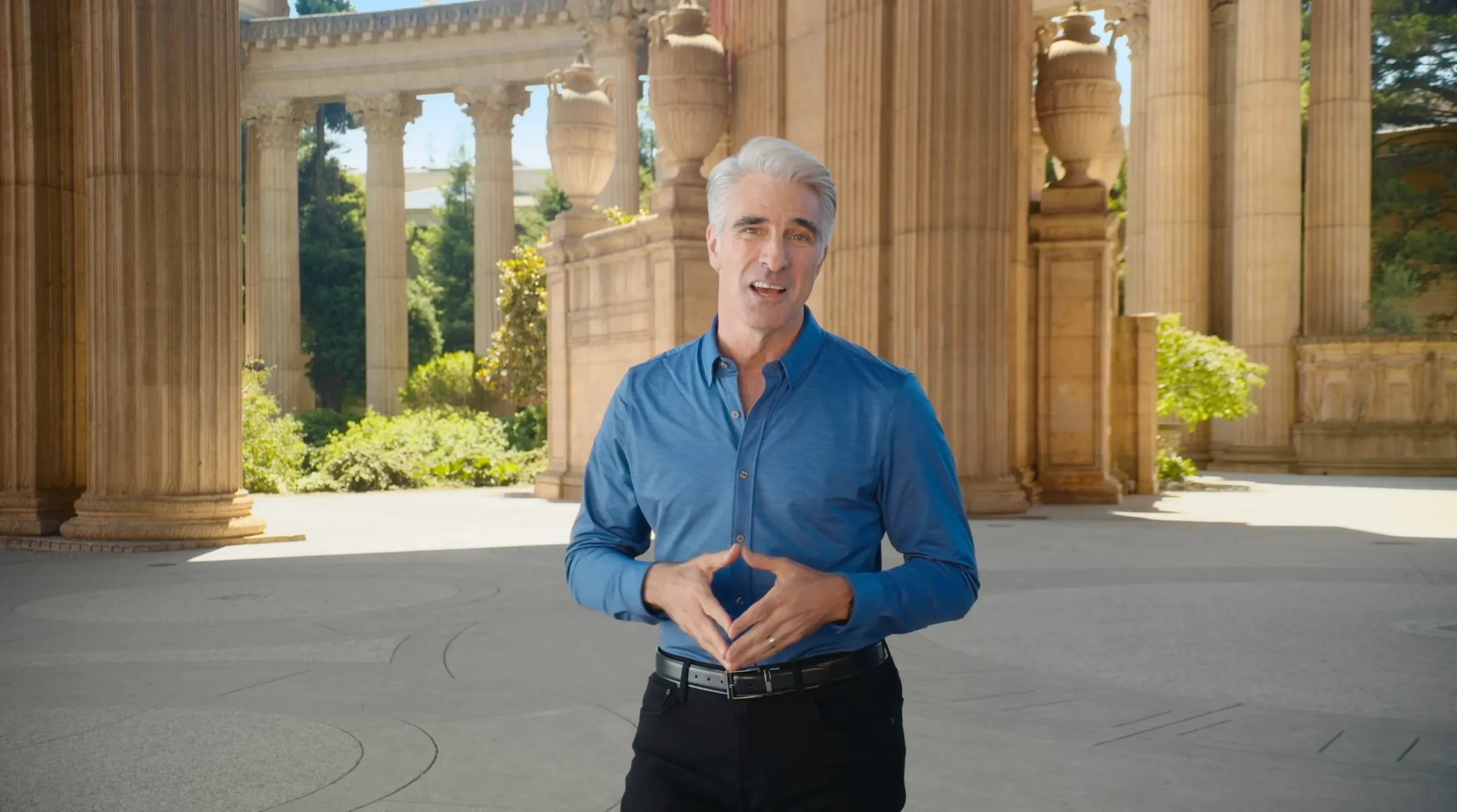 Craig Federighi juntando las manos
