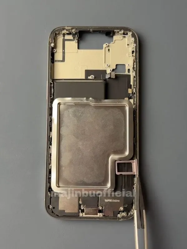 Ce serait la batterie à l'intérieur d'un iPhone 17 Pro avec siport pour des cartes similaires