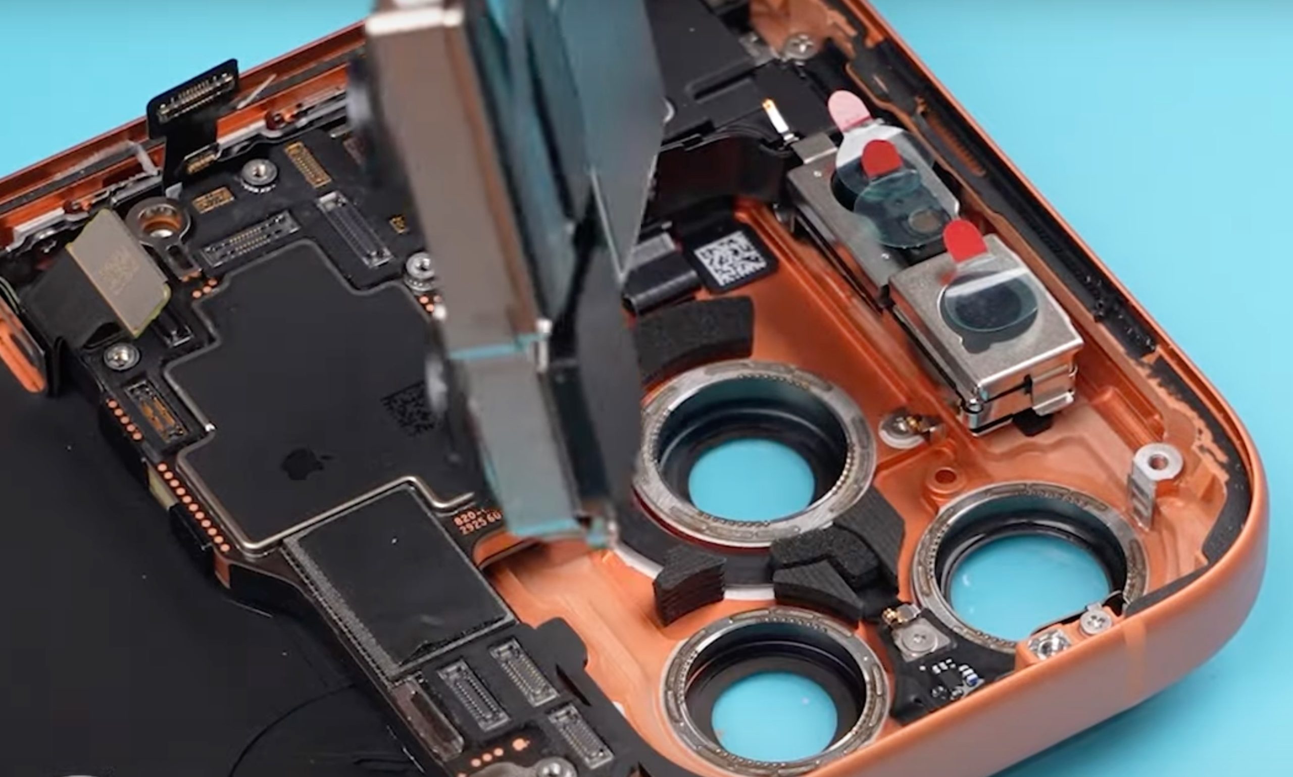 Le module des trois caméras arrière occupe un énorme espace dans un iPhone 17 Pro