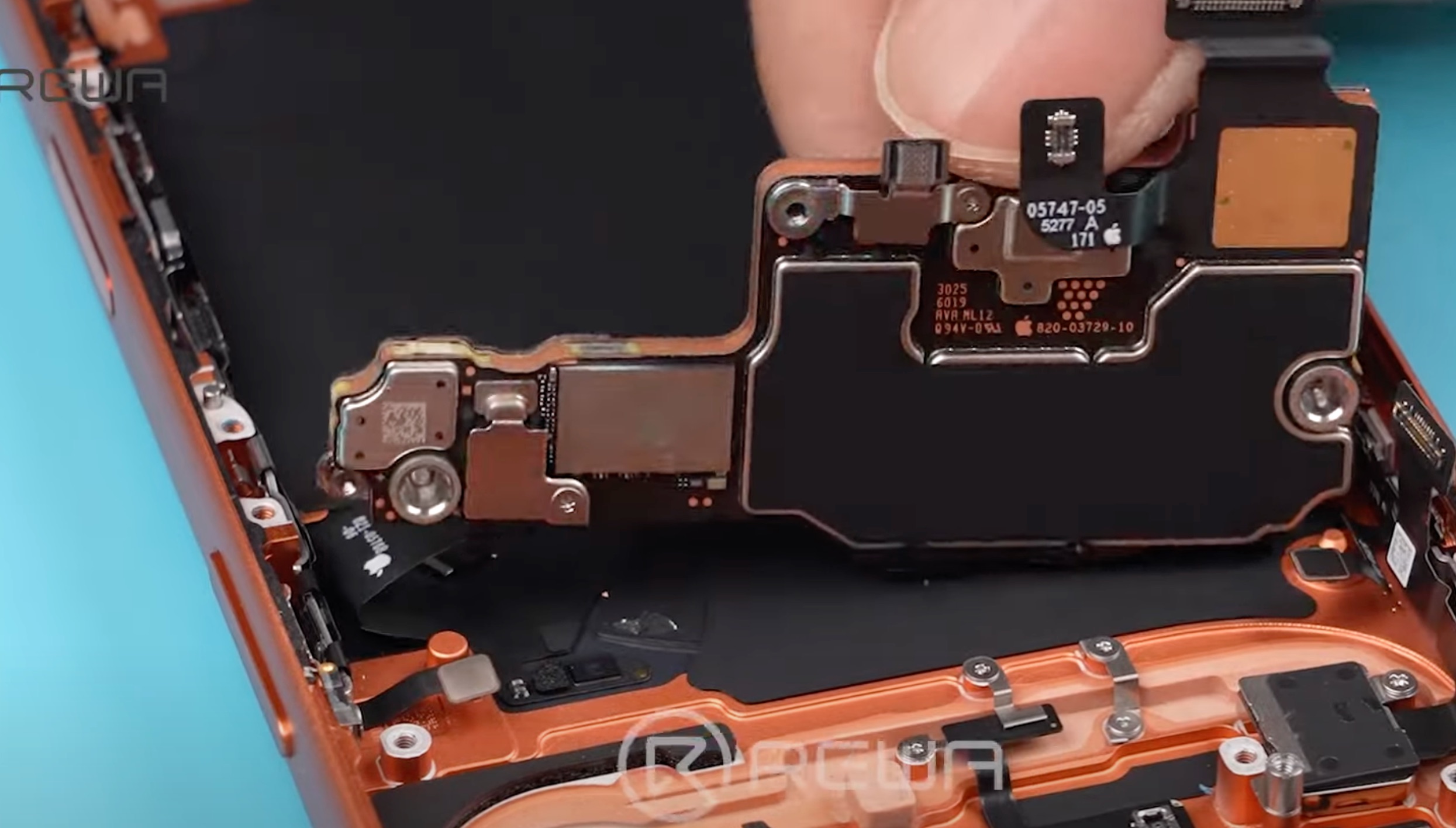 Ceci est la plaque de base de l'iPhone 17 Pro, de type sandwich comme celui qui a fait ses débuts avec l'iPhone X, mais beaucoup plus petit