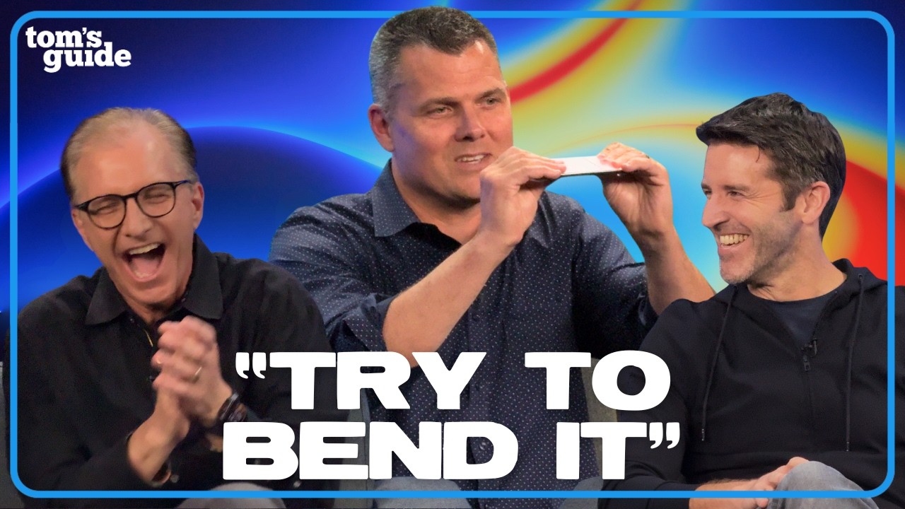 Greg Joswiak tire un air iPhone lors d'une interview, demande à essayer de le plier en direct