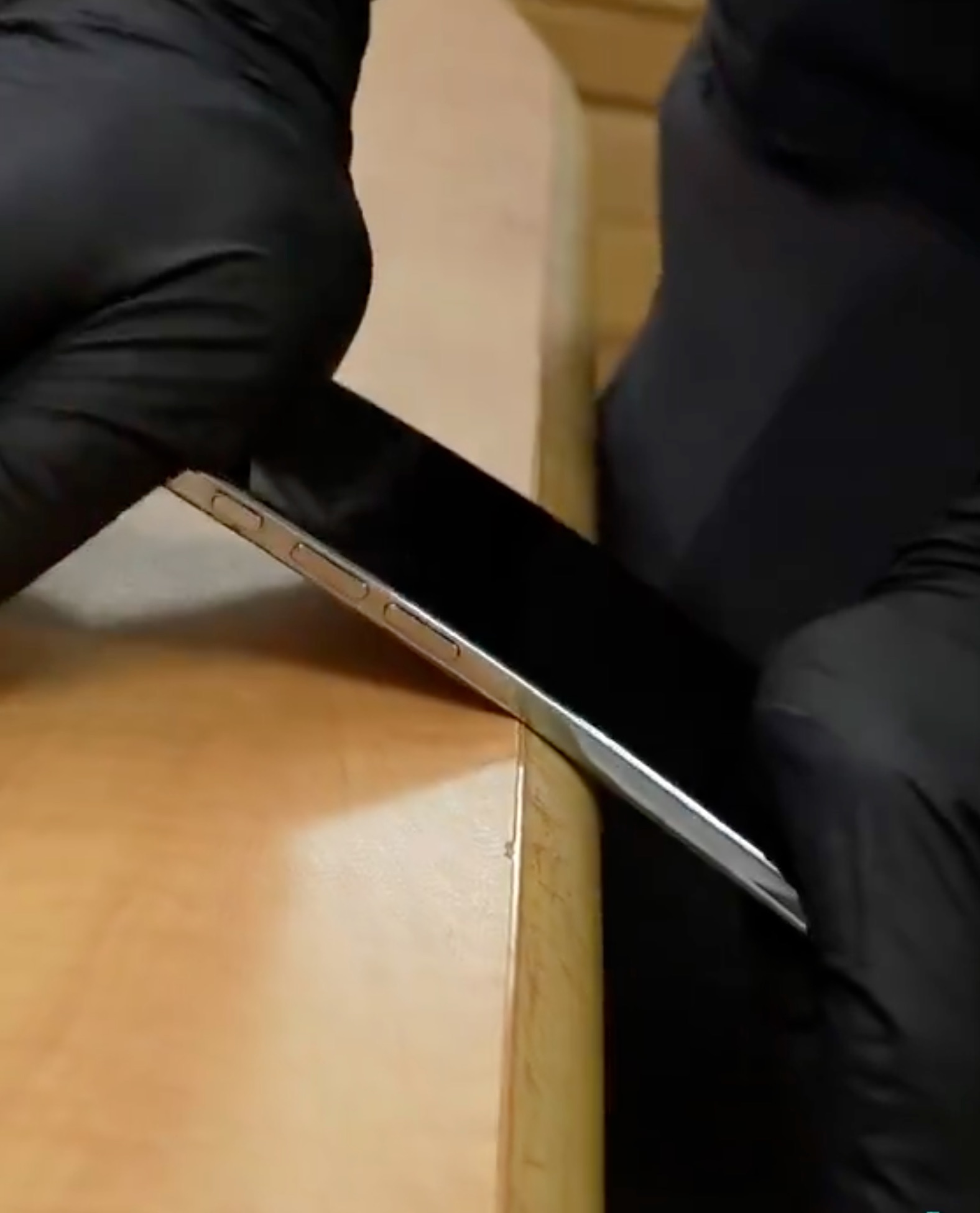 Intentando doblar un iPhone Air sin conseguirlo