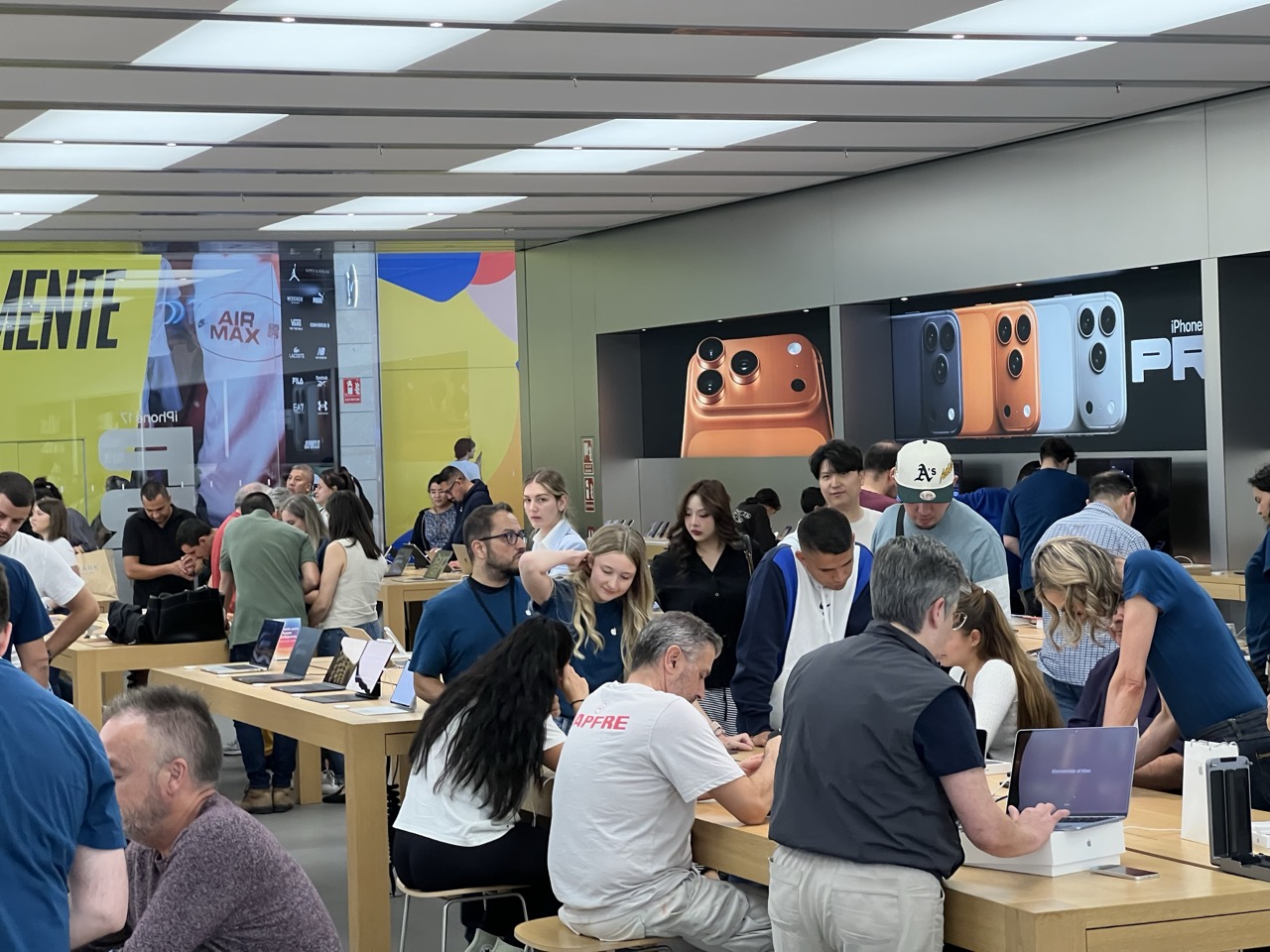 Affiches iPhone 17 Pro dans un Apple Store