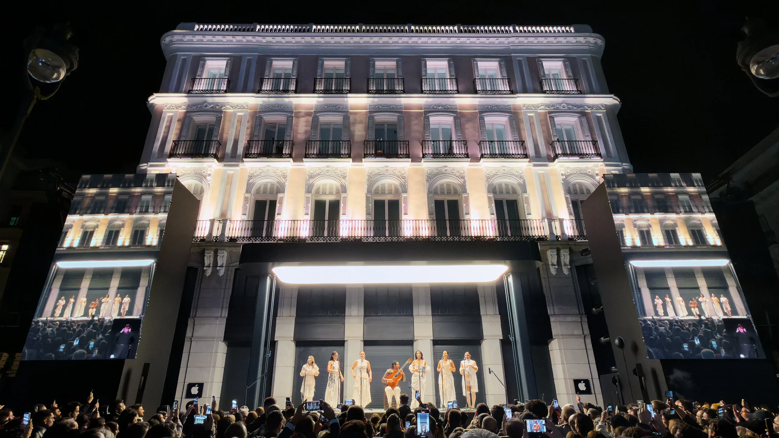 Bureaux Apple et Apple Store de la Puerta del Sol à Madrid, en Espagne, avec la scène de son concert commémorant son 40e anniversaire dans ce pays