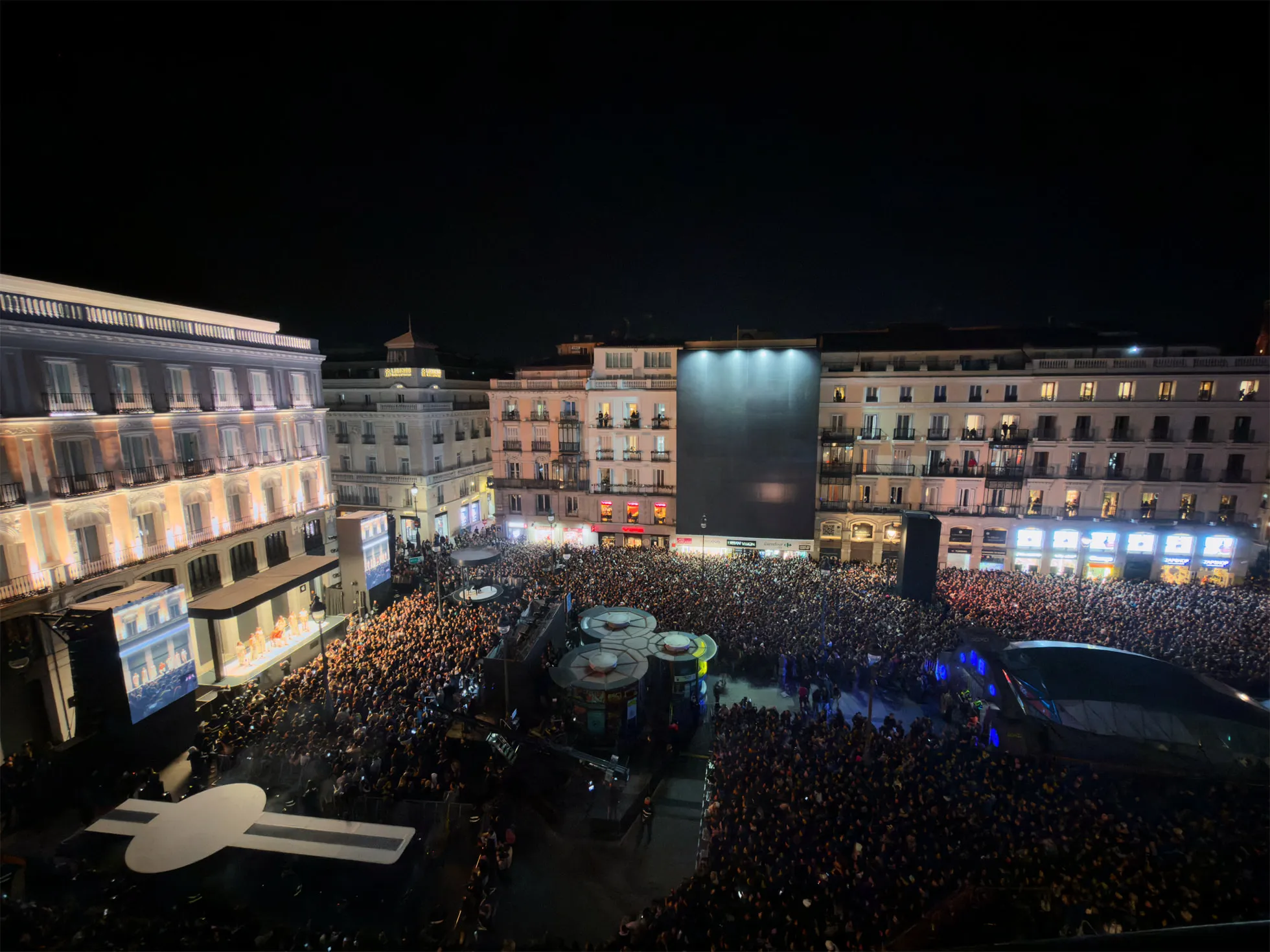 Concierto "El Encuentro" en la Puerta del Sol de Madrid, frente a su tienda y oficinas