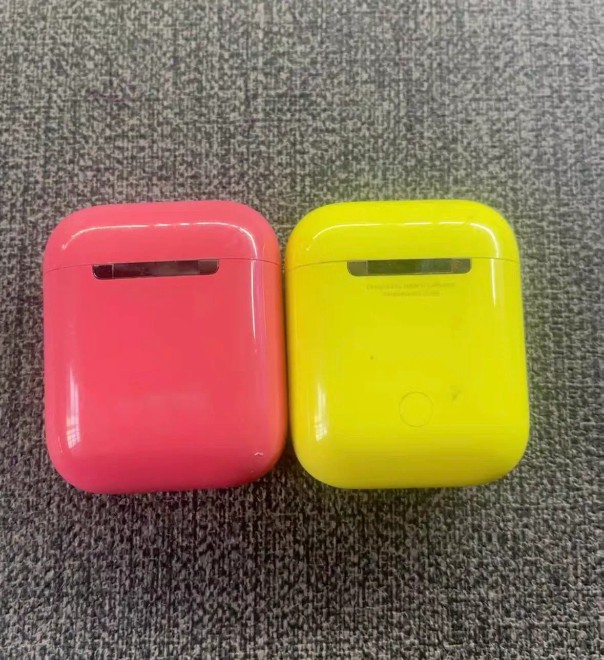 Prototypes de boîtiers AirPods en rose et jaune
