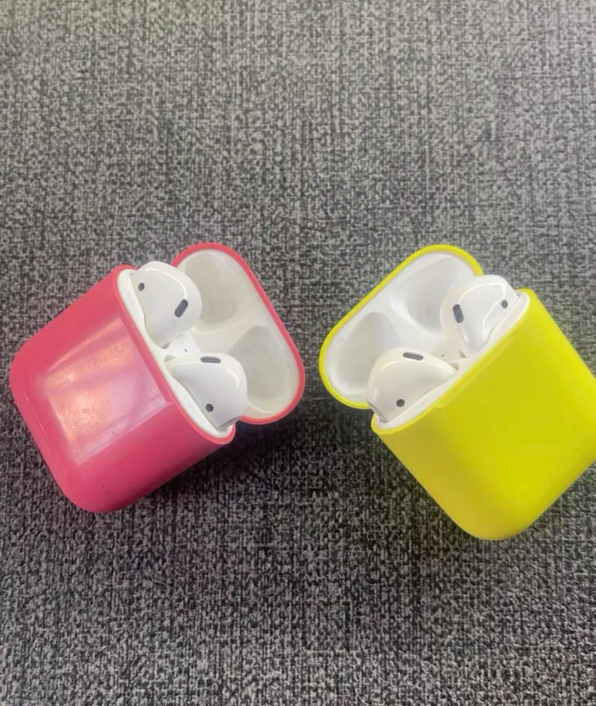 Prototypes de boîtiers AirPods en rose et jaune