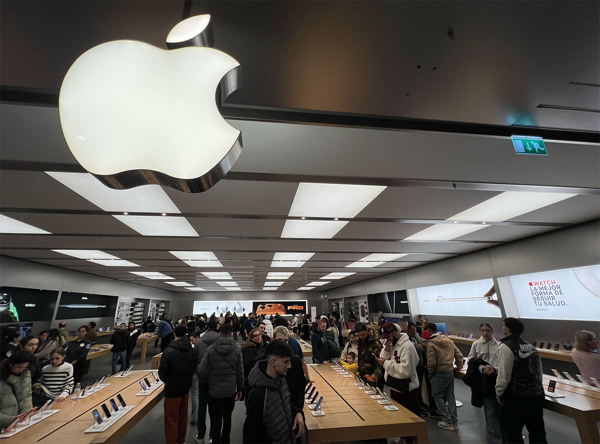 Apple Store de Westfield Parquesur con un enorme logo de Apple