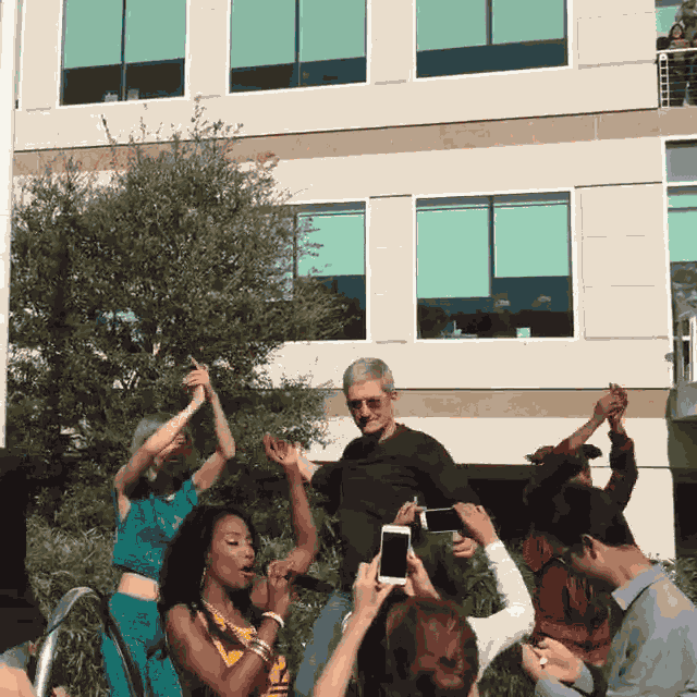 Tim Cook dansant lors d'une soirée Apple