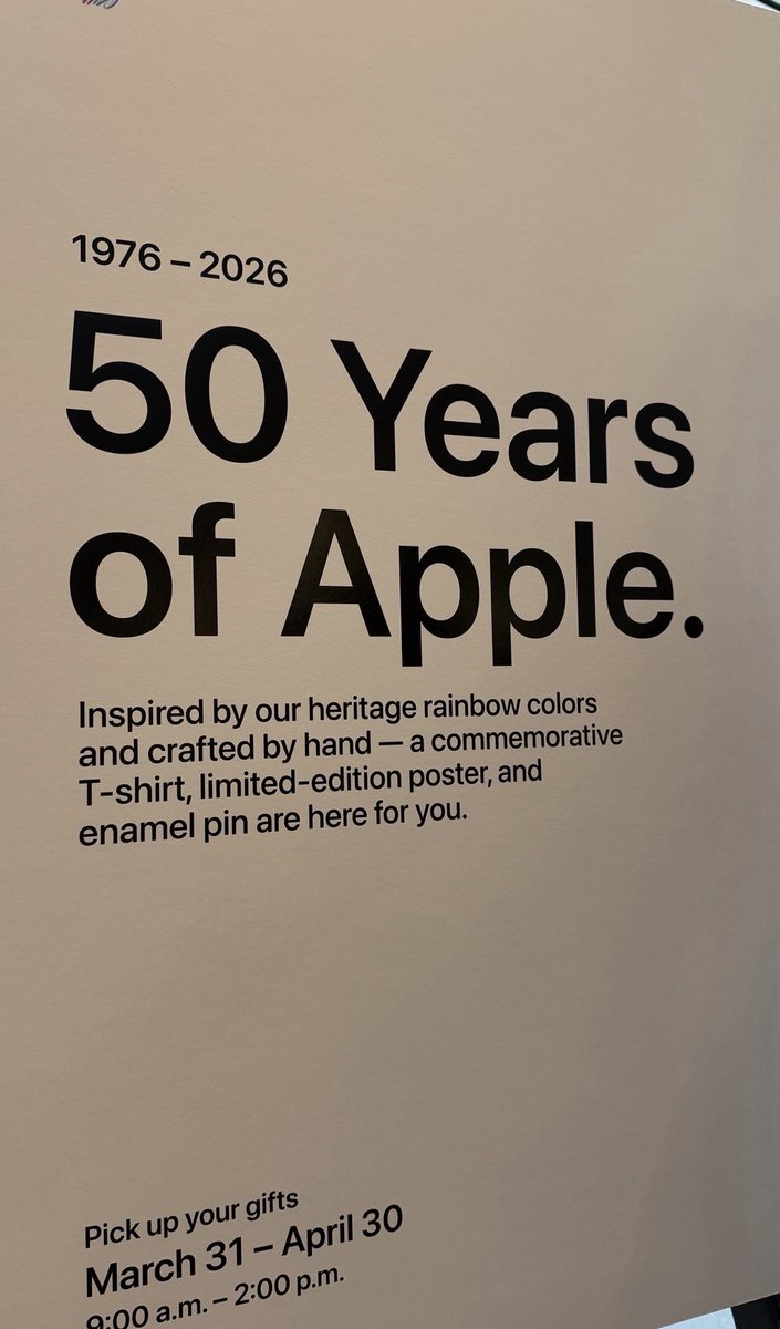 Carte dans les bureaux d'Apple indiquant aux employés d'Apple qu'ils peuvent venir récupérer leur cadeau à l'occasion du 50e anniversaire de l'entreprise
