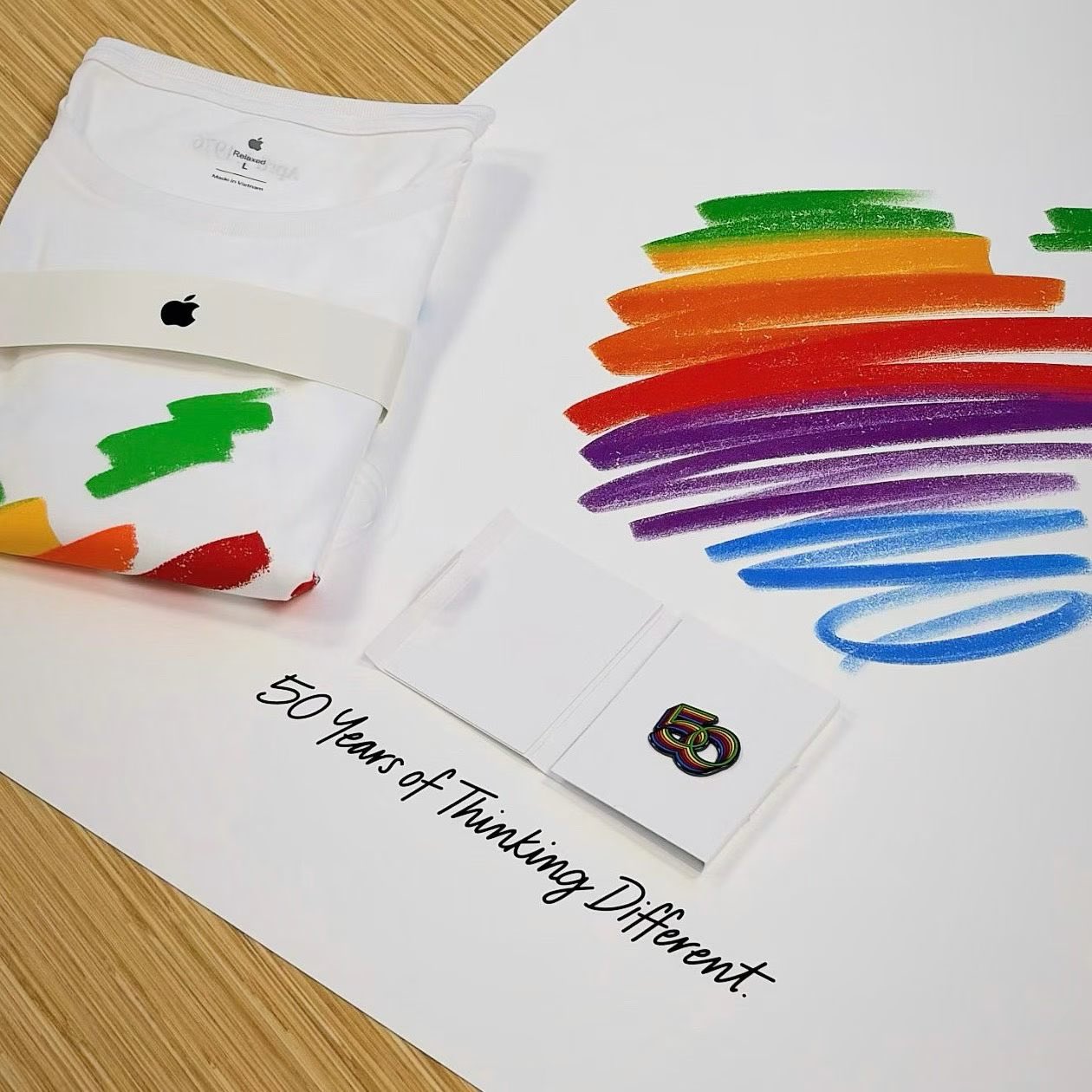 T-shirt, affiche et épinglette commémoratives du 50e anniversaire d'Apple