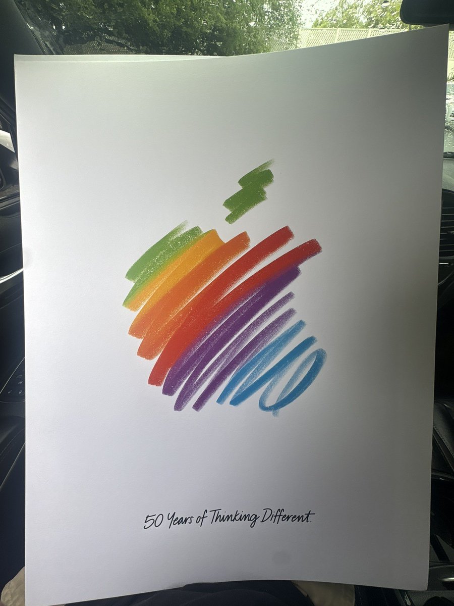 Coffret cadeau avec t-shirt et pin's pour les salariés d'Apple à l'occasion de son 50ème anniversaire