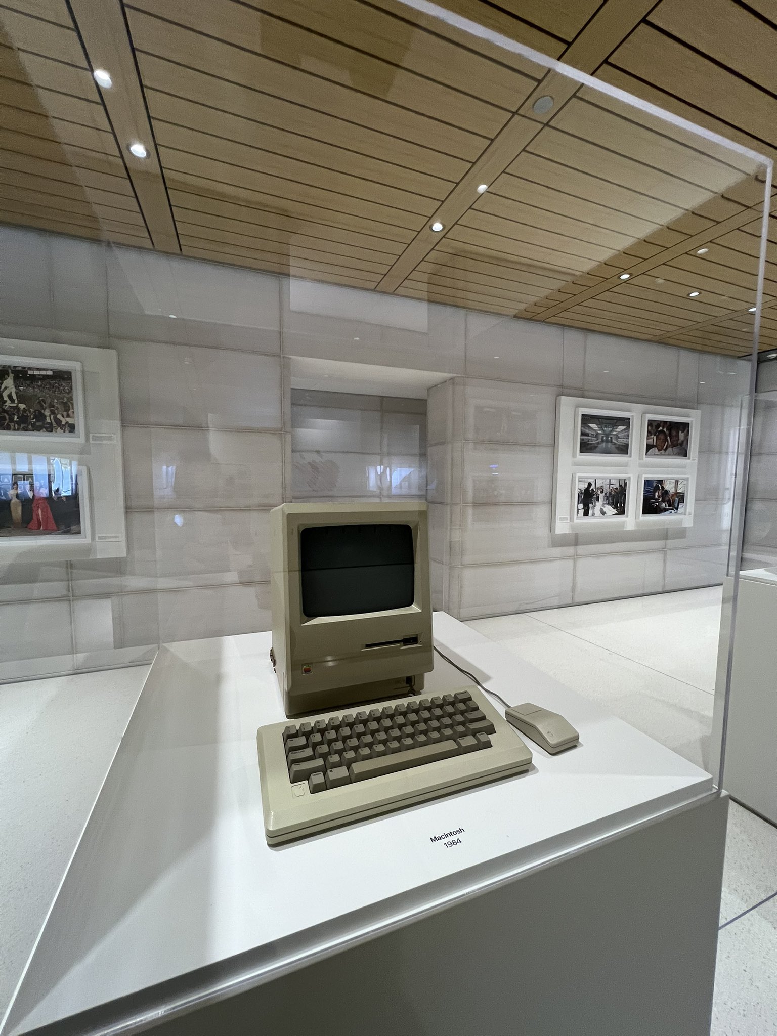 Macintosh original exposé commémorant les 50 ans de l'entreprise dans la section 2 de l'Apple Park