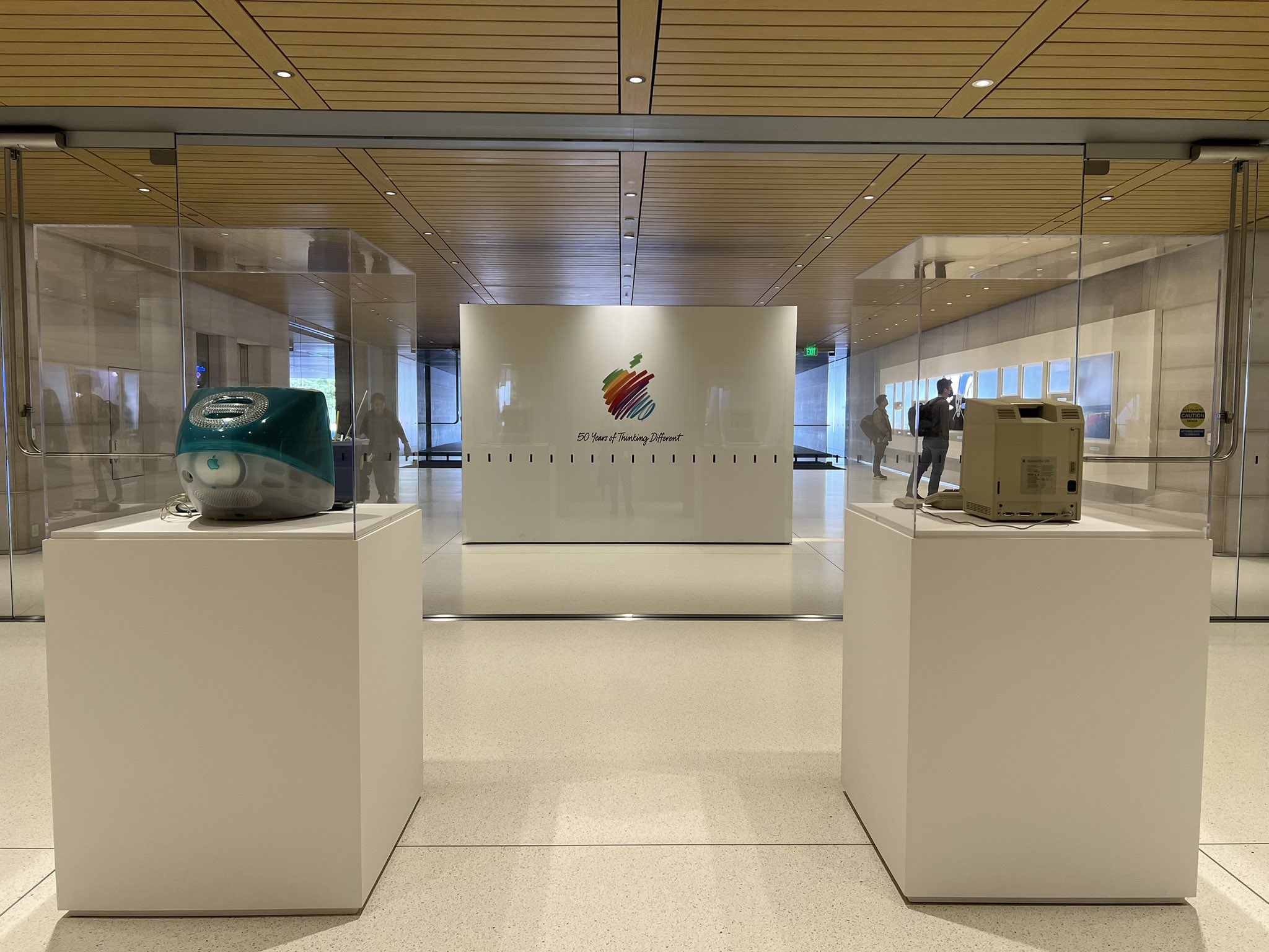 Exposition commémorative des 50 ans de l'entreprise dans la section 2 de l'Apple Park