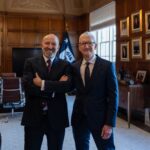 Non, Tim Cook ne tient pas le bras du secrétaire Lutnick sur cette photo.