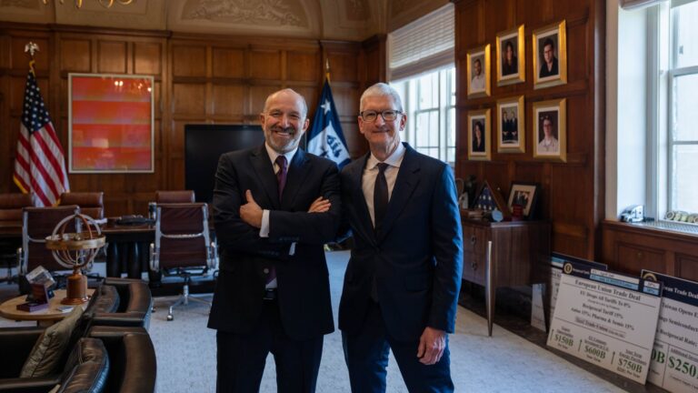 Non, Tim Cook ne tient pas le bras du secrétaire Lutnick sur cette photo.
