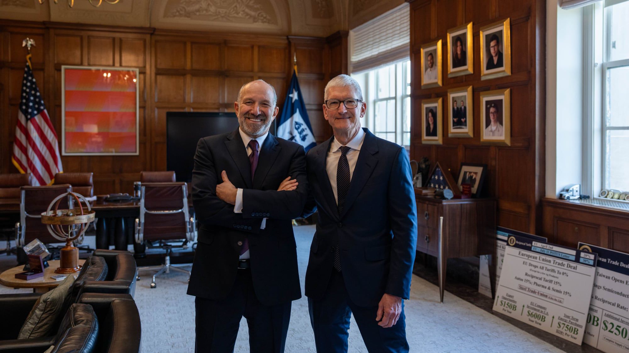 Tim Cook con Howard Lutnick en abril de 2026