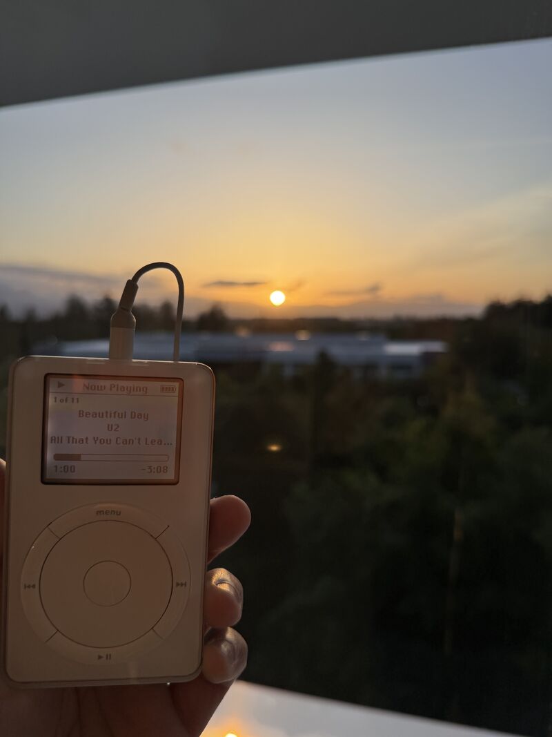 Regarder le lever du soleil avec un iPod original dans les bureaux d'Apple Park