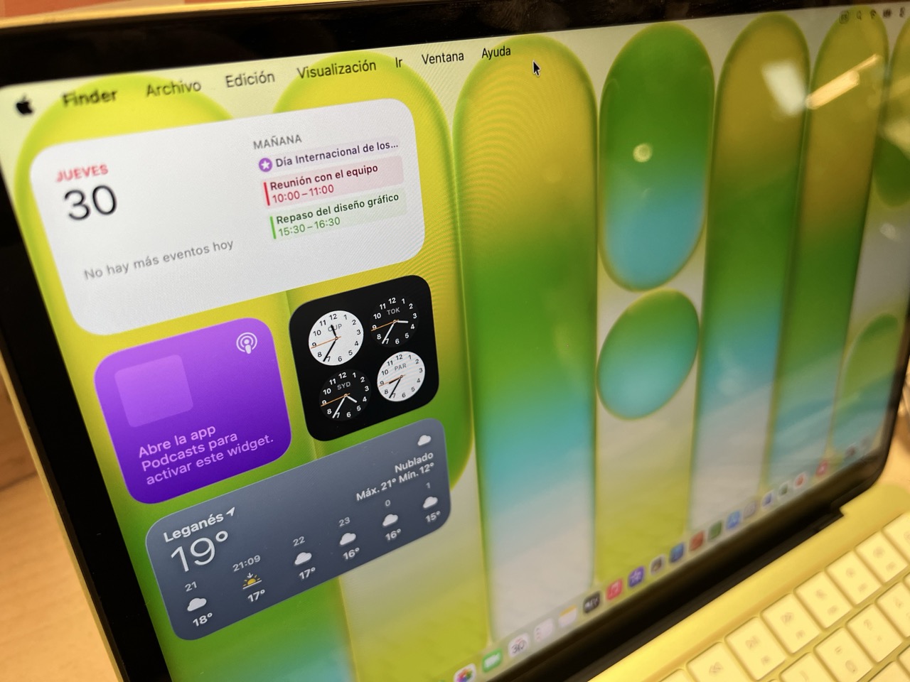 MacBook Neo en jaune