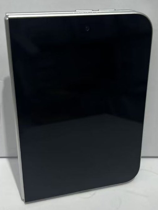 Maquette avec un design presque final de ce qui est censé être l'iPhone pliable qu'Apple prépare
