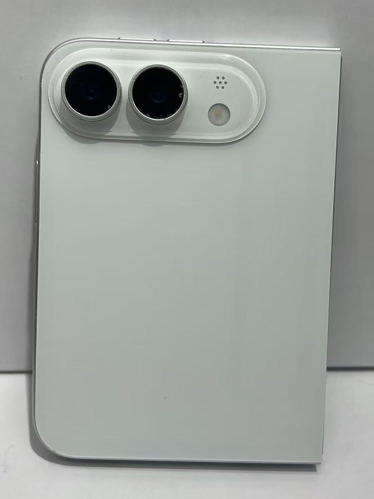 Maquette avec un design presque final de ce qui est censé être l'iPhone pliable qu'Apple prépare