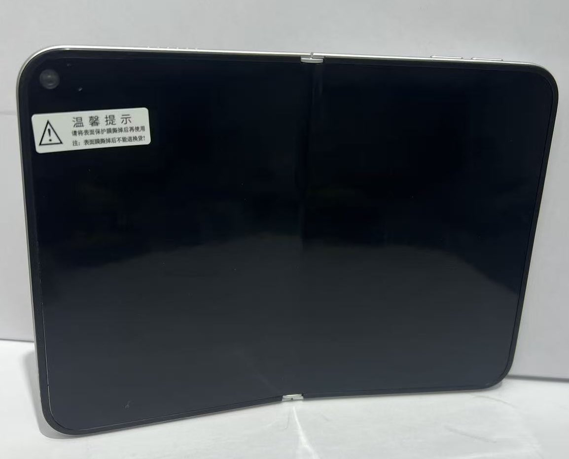 Maquette avec un design presque final de ce qui est censé être l'iPhone pliable qu'Apple prépare