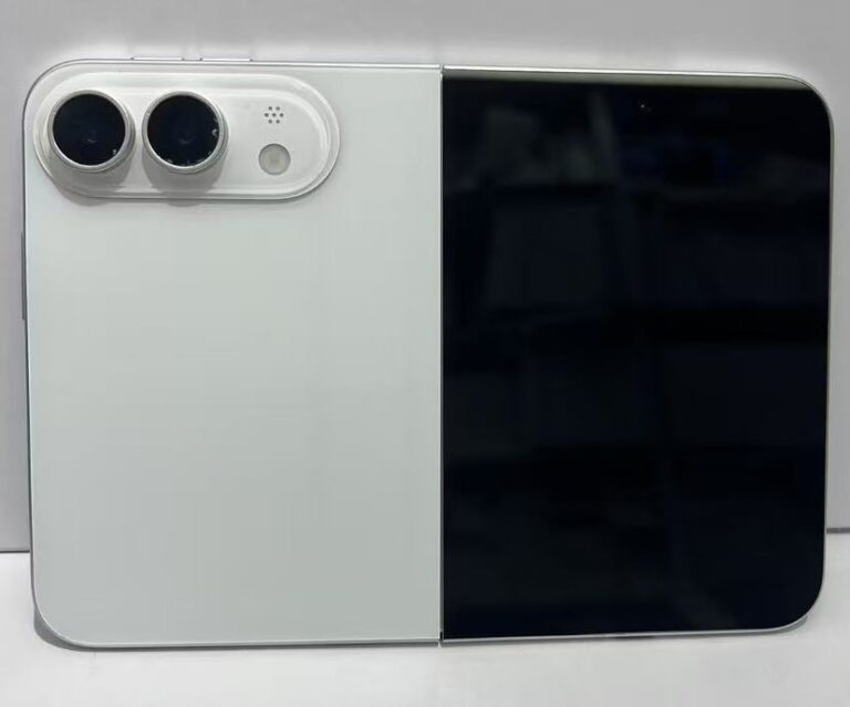 Maqueta con un diseño casi final de lo que se supone que será el iPhone plegable que Apple está preparando