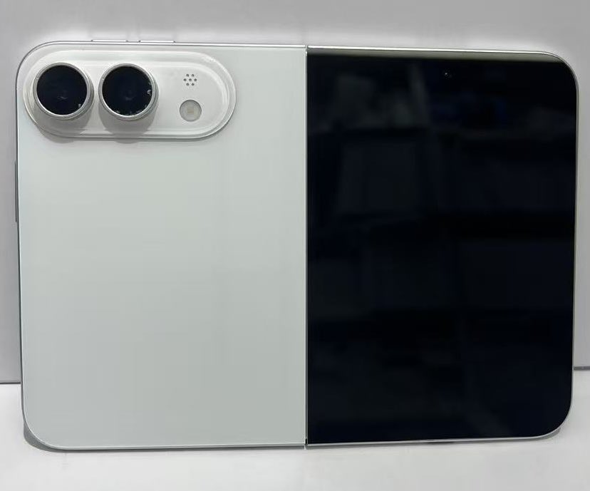 Maqueta con un diseño casi final de lo que se supone que será el iPhone plegable que Apple está preparando