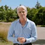 Craig Federighi précise qu'il n'y a pas de date de sortie connue pour Siri AI dans l'Union européenne et en Chine.