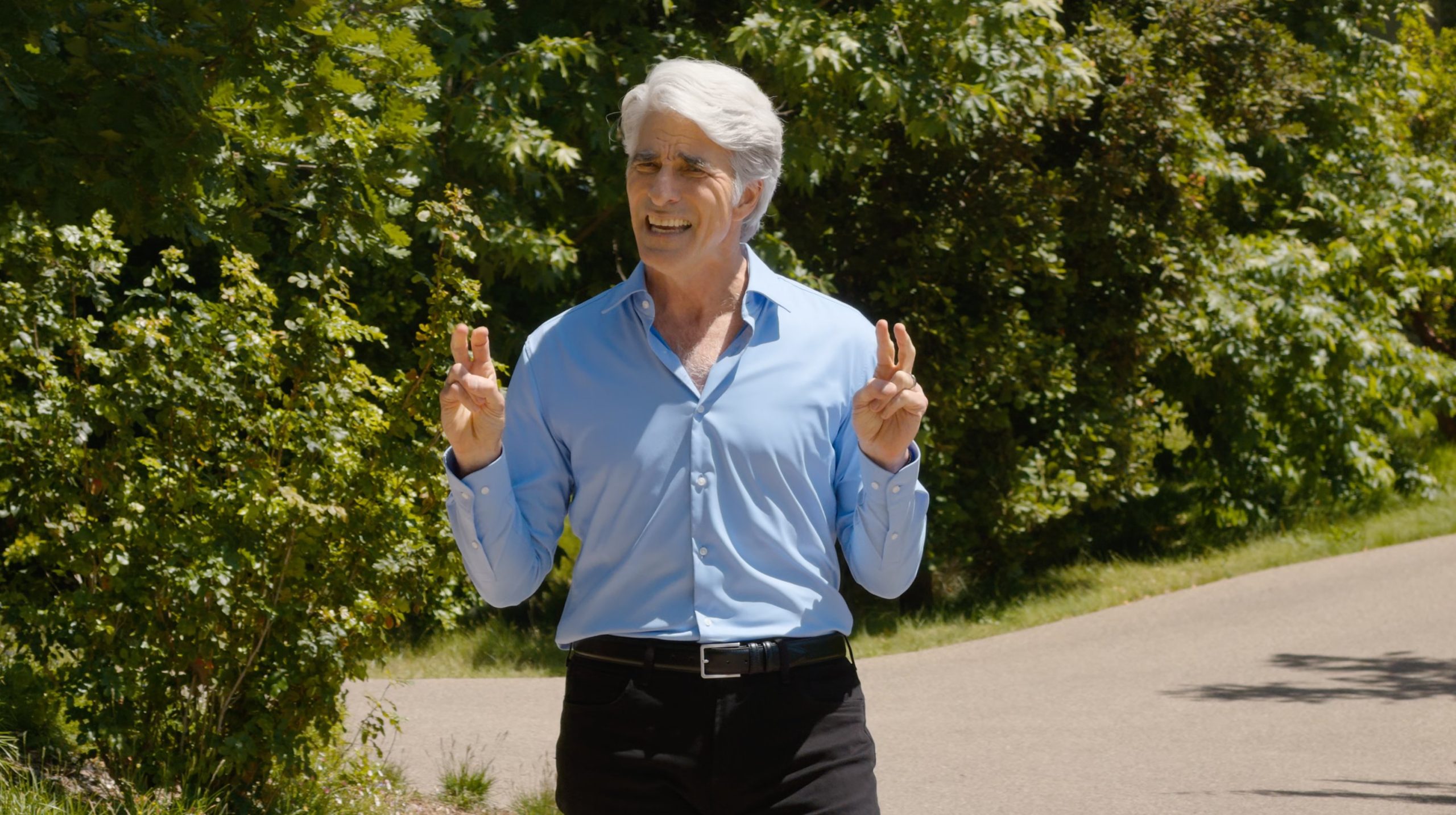 Craig Federighi fait le geste de citation sans citation