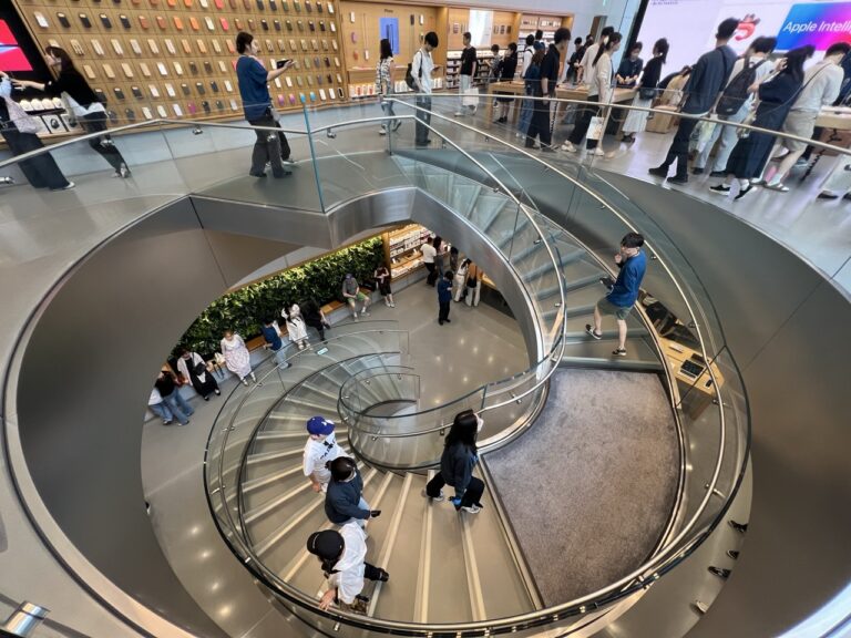 Les Apple Store se préparent à l'arrivée des premiers Mac OLED qu'Apple présentera le 28 octobre


