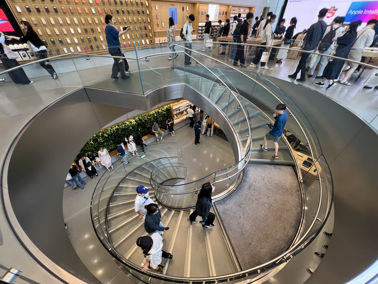 Les Apple Store se préparent à l'arrivée des premiers Mac OLED qu'Apple présentera le 28 octobre