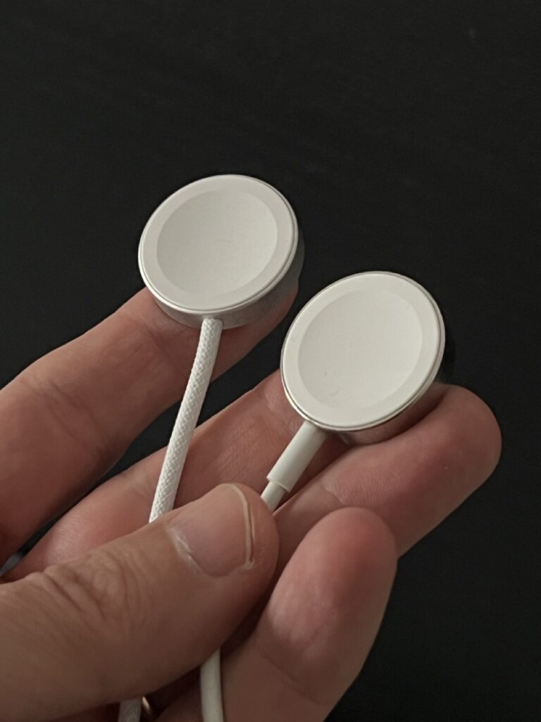 Cargadores de Apple Watch, uno con cable de hilo trenzado mucho más resistente, de mejor calidad, y otro con cable de goma, fácil de romper con el paso de los años