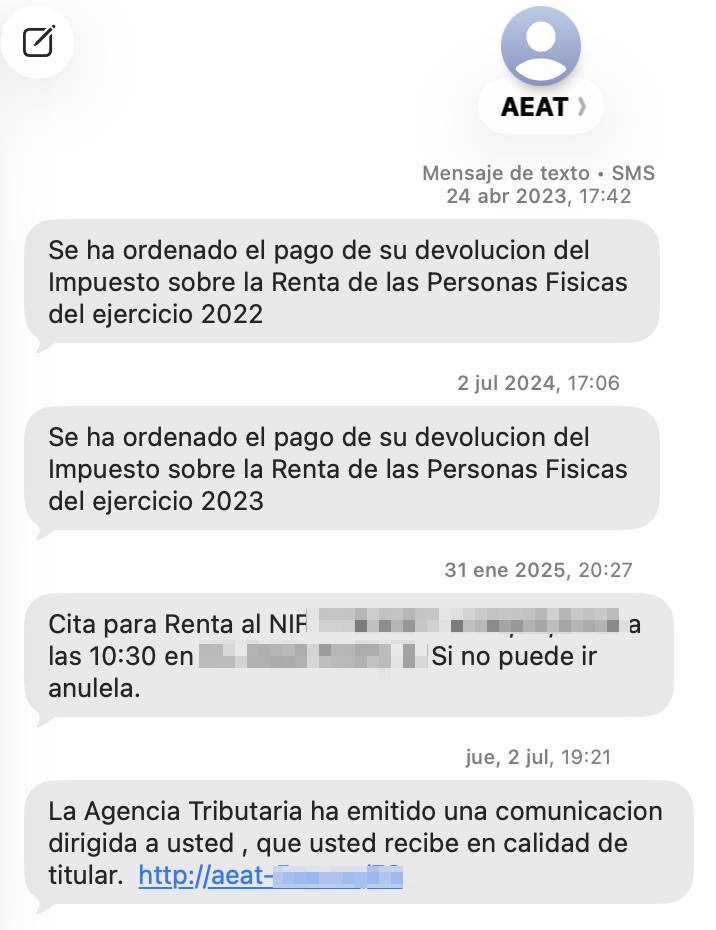 El último mensaje de este hilo de SMSs, es un intento de estafa. Los tres primeros, son notificaciones reales de Hacienda