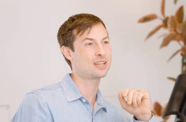 Rencontrez Reed Jobs, le fils de Steve Jobs, qui parle exactement comme son père



