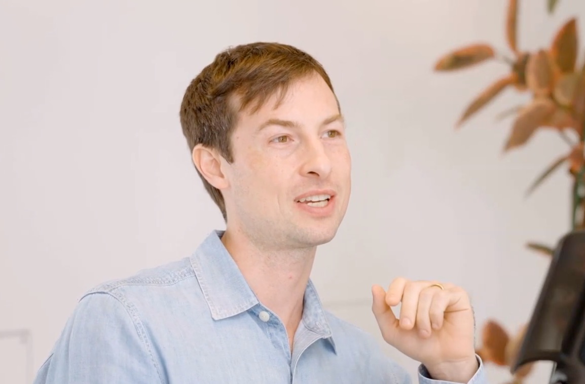 Rencontrez Reed Jobs, le fils de Steve Jobs, qui parle exactement comme son père