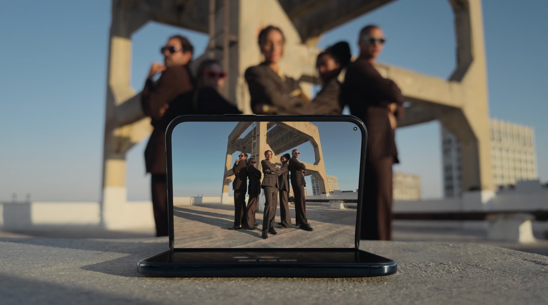 L'iPhone Duo permet de prendre des selfies de groupe plus facilement si on le place ainsi sur une surface horizontale