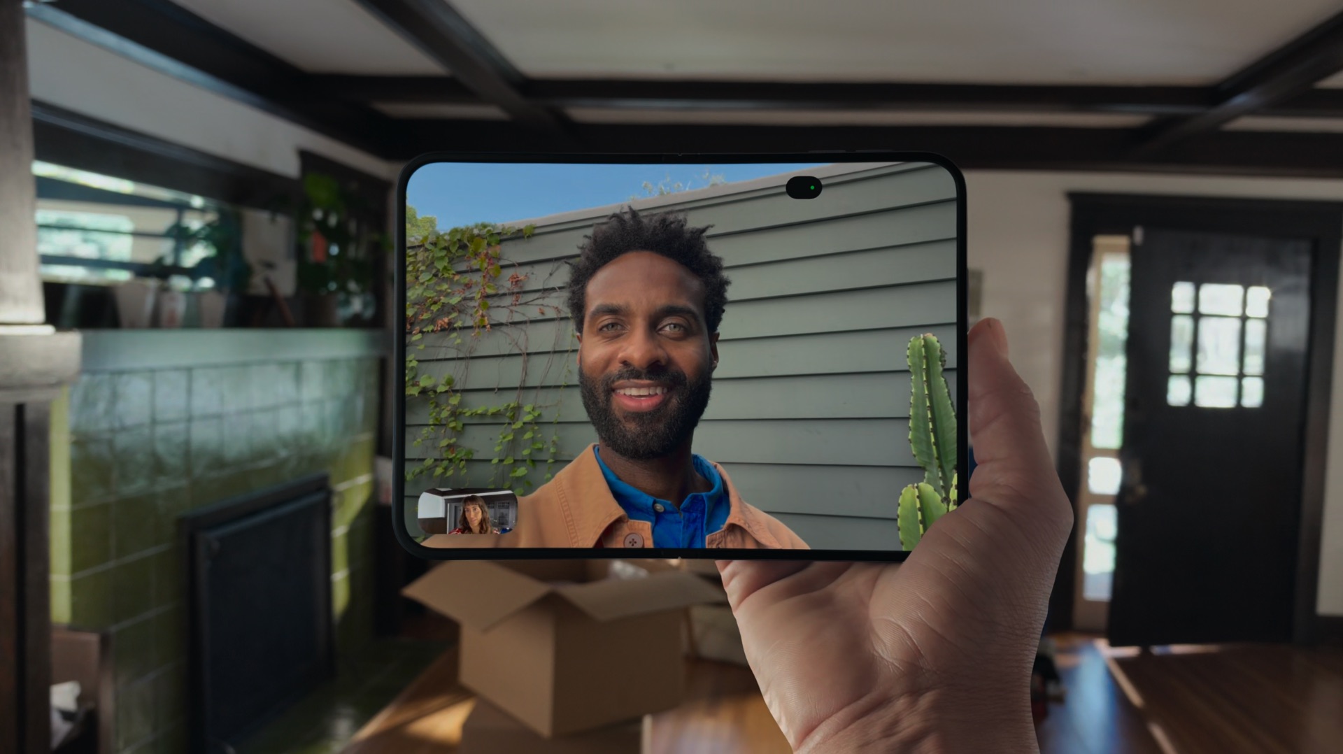 Appel vidéo sur un iPhone Duo, avec la caméra frontale d'un côté, visible uniquement lorsqu'on l'utilise