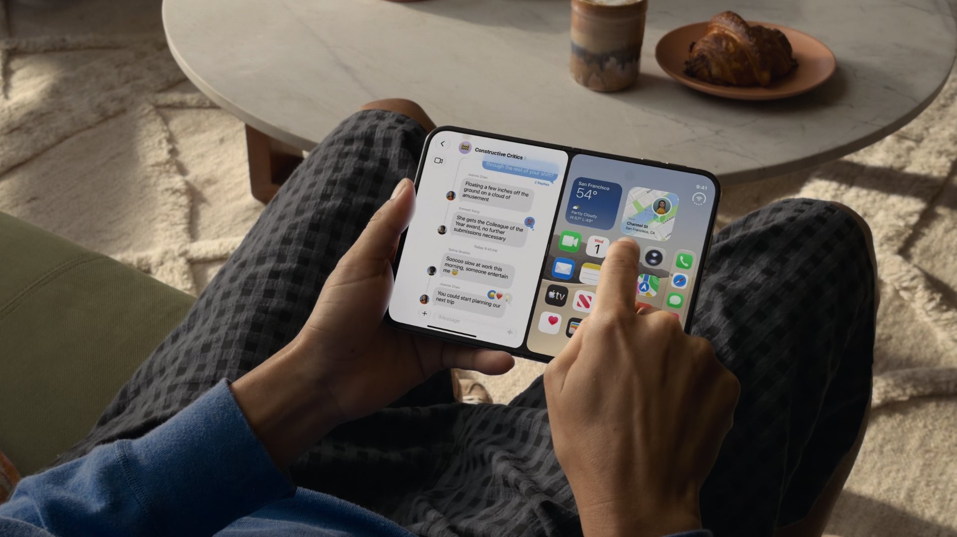 Plusieurs applications utilisées en même temps de chaque côté de l'iPhone Duo