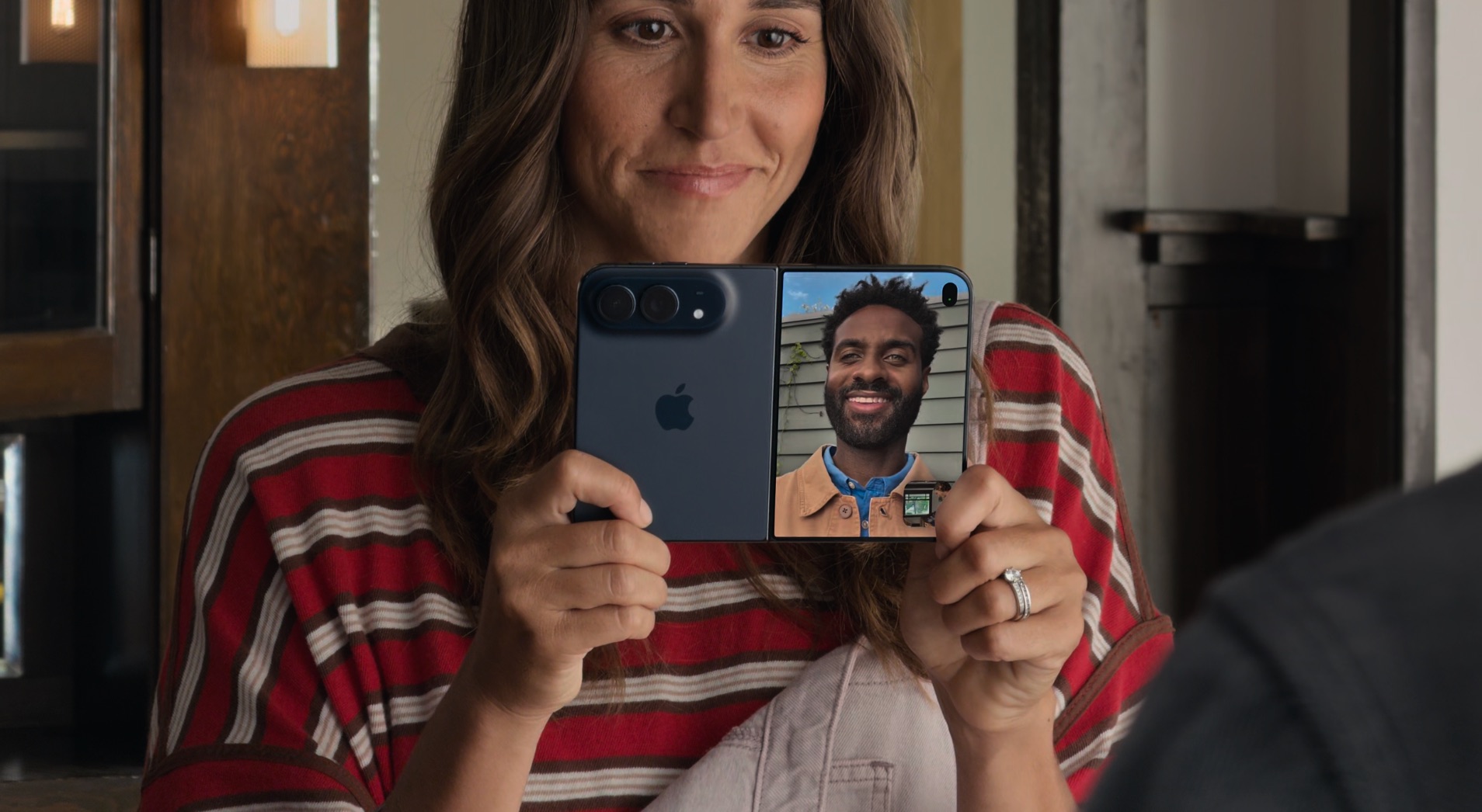 Partager un appel vidéo FaceTime avec des personnes devant nous sur un iPhone Duo, en utilisant l'écran externe