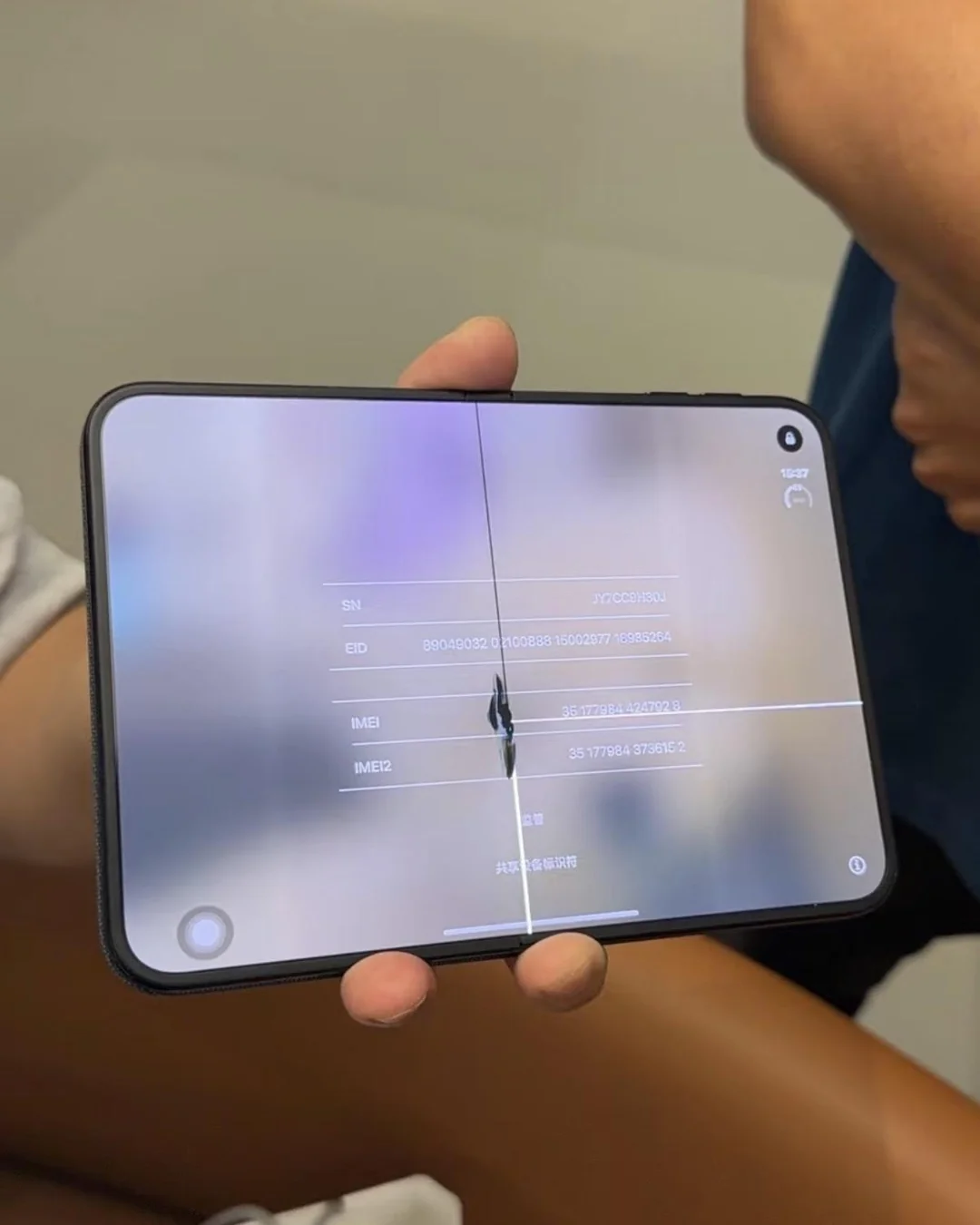 Écran interne de l'iPhone Duo endommagé par quelque chose sur la charnière