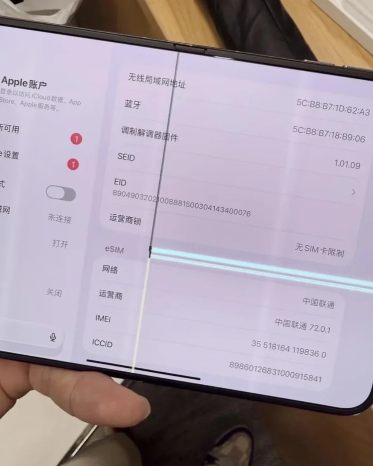 Pantalla interna del iPhone Duo dañada por algo en la bisagra