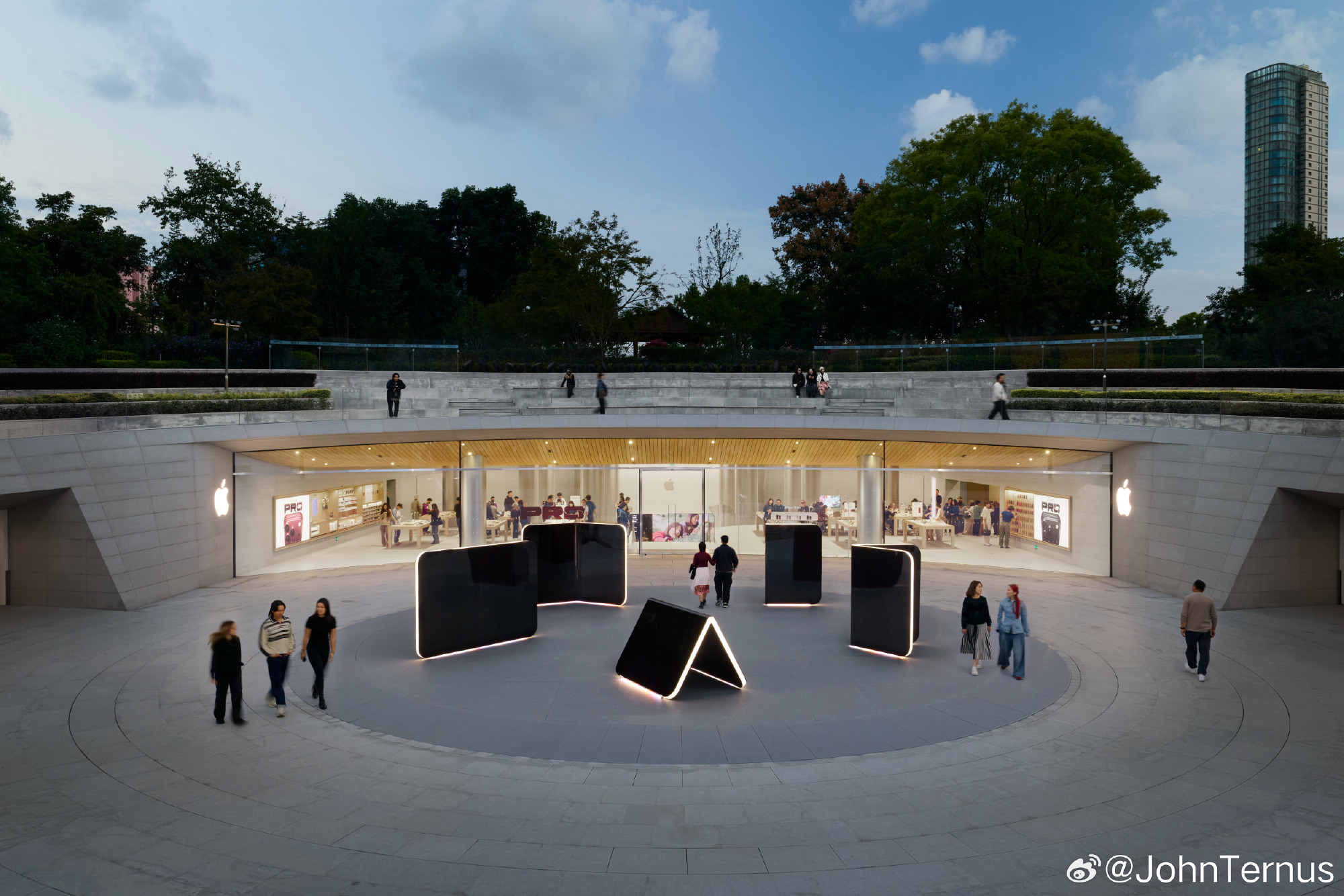 iPhone Duo gigantes con pantallas a la entrada de Apple Jing