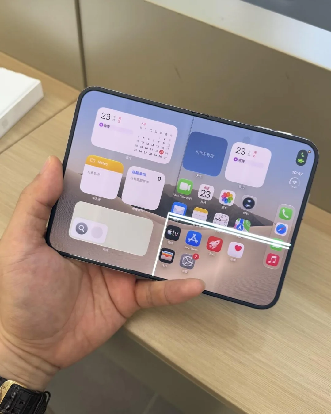 Pantalla interna del iPhone Duo dañada por algo en la bisagra