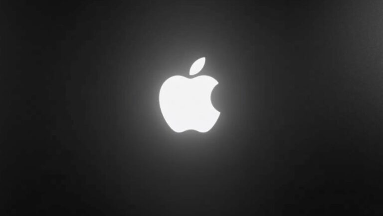 Logo de Apple iluminado en el MacBook Pro con pantalla PROLED XDR