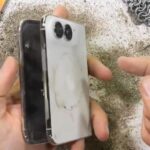 Nous avons déjà le premier iPhone Duo détruit par le sable, le feu et sauvagement plié