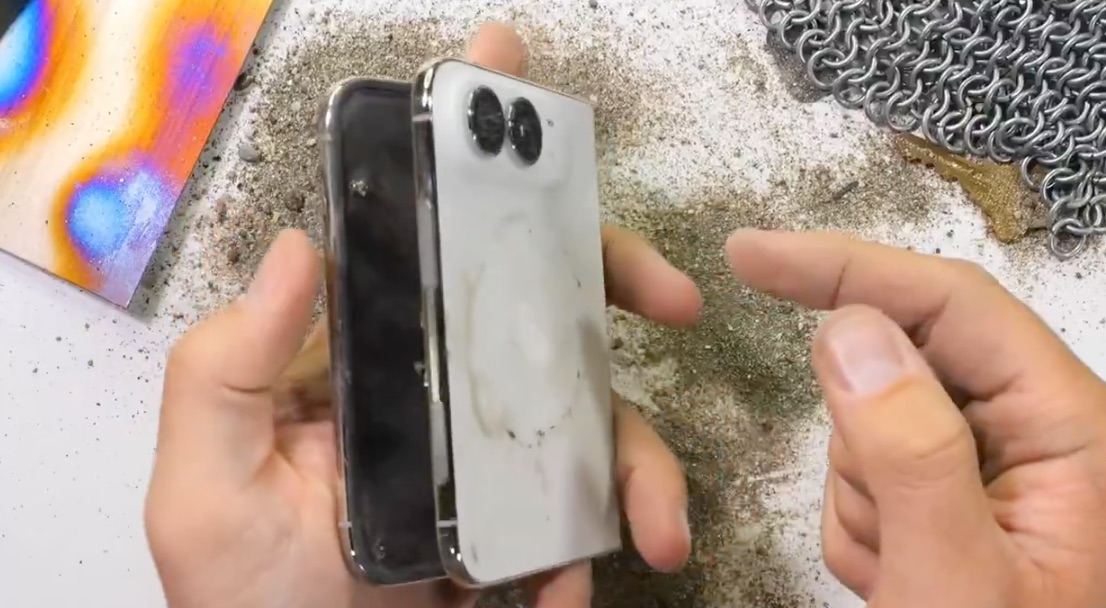 Nous avons déjà le premier iPhone Duo détruit par le sable, le feu et sauvagement plié
